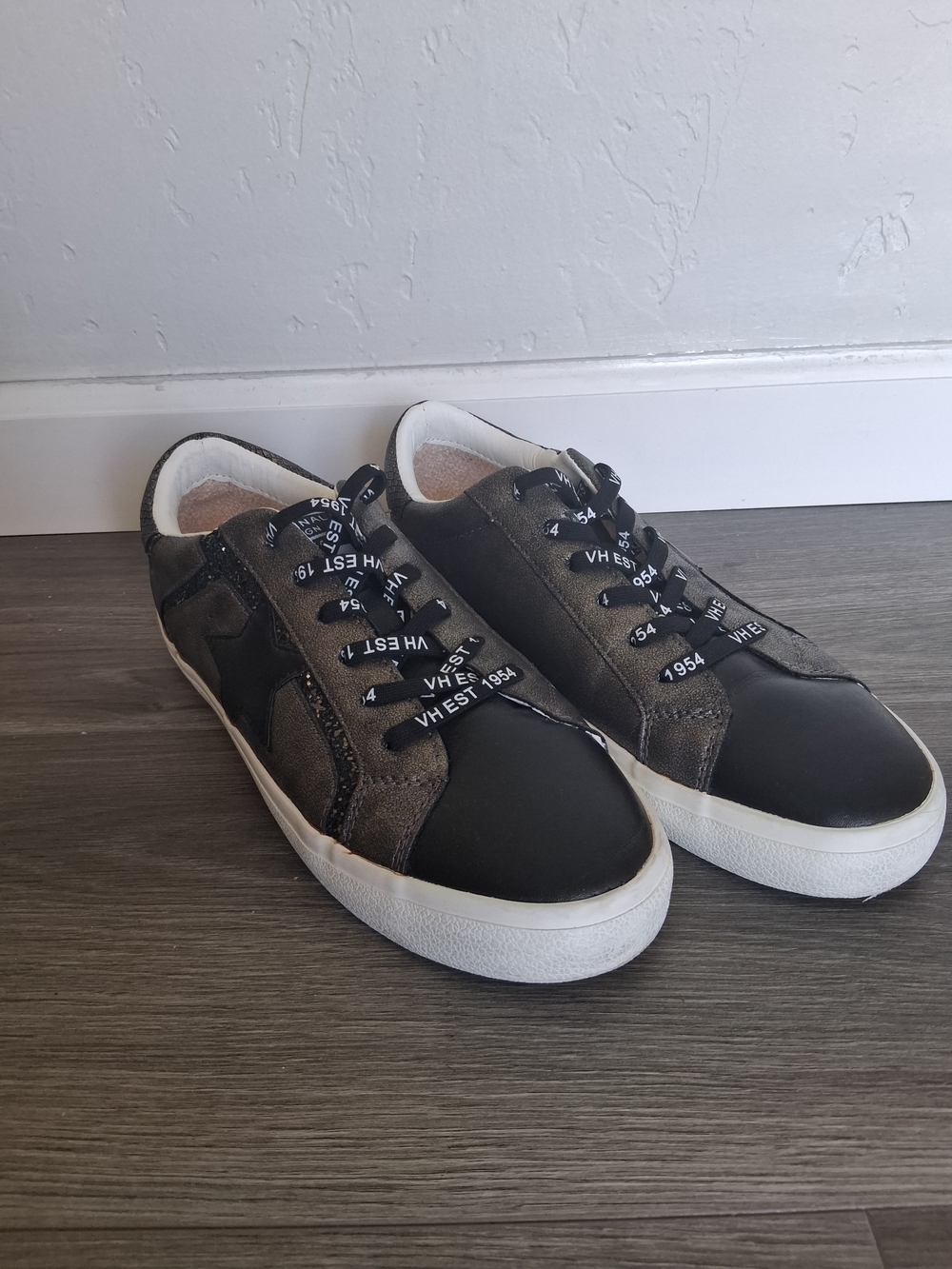 Vintage Havana Women's Star Sneakers Size 10 Metallic Gunmetal Black Glitter Cas